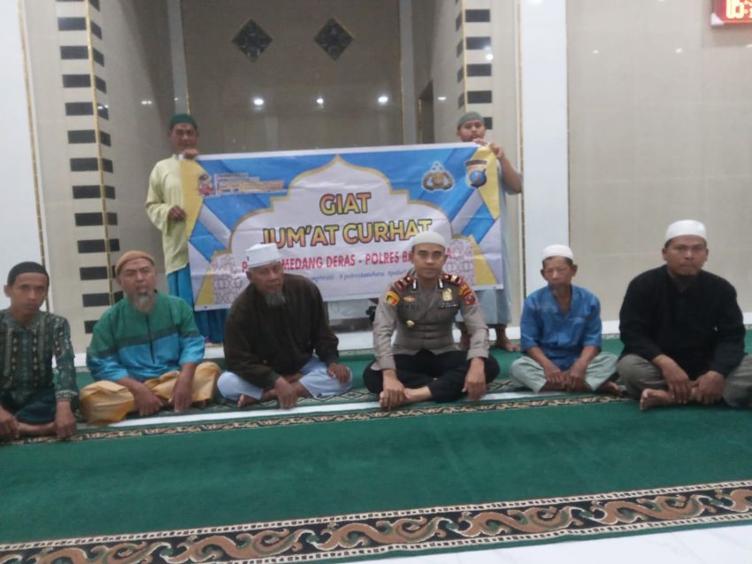 Jumat Curhat, Kapolsek Medang Deras Sholat Subuh di Masjid Al Hikmah Desa Nanassiam