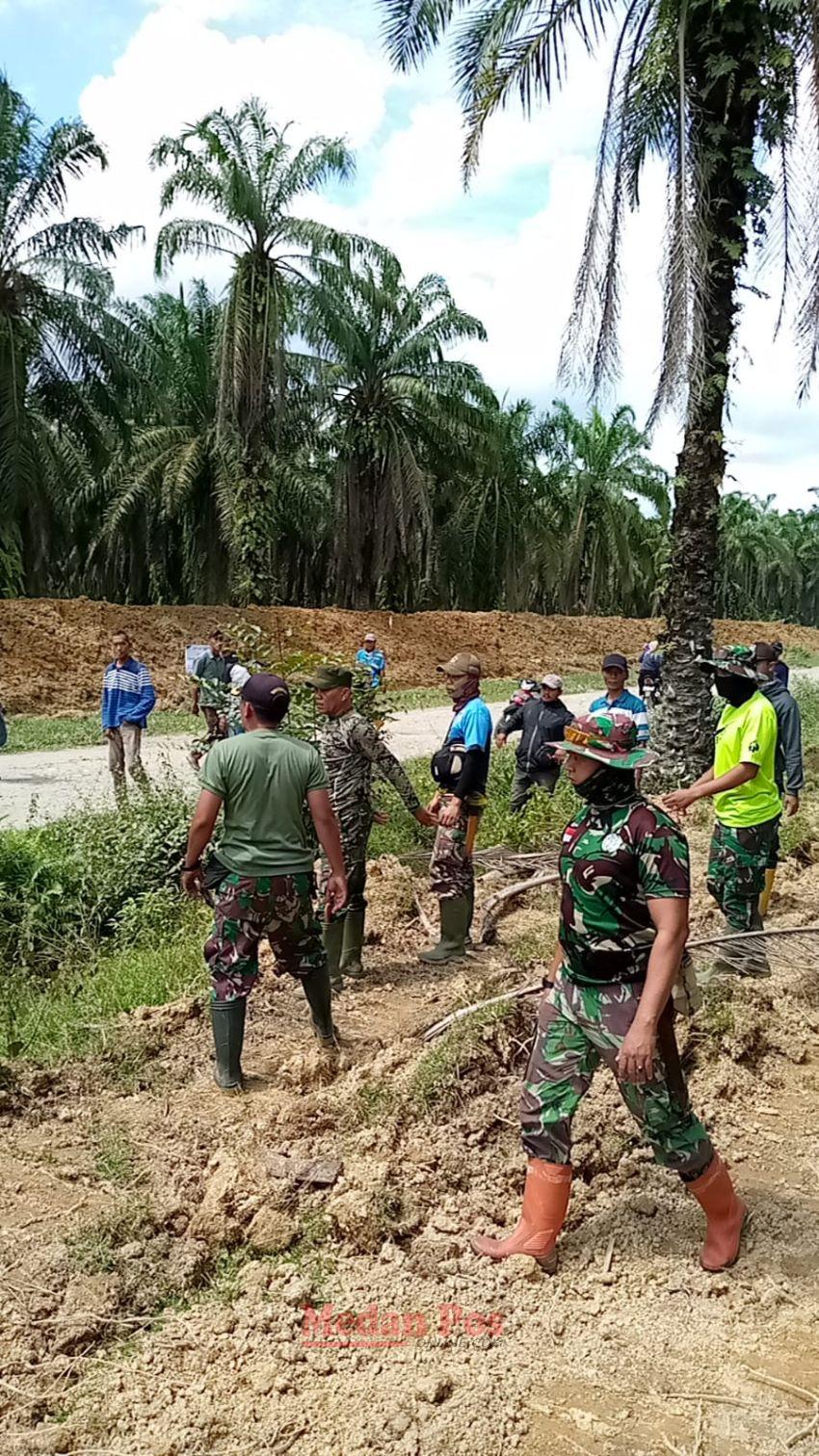 PTPN 2 Halau Warga yang Berusaha Stop Pembuatan Parit Isolasi