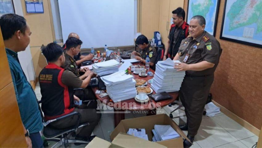 Dipimpin Kajari, Tim Pidsus Kejari Mamasa Geledah 2 Kantor KHBL
