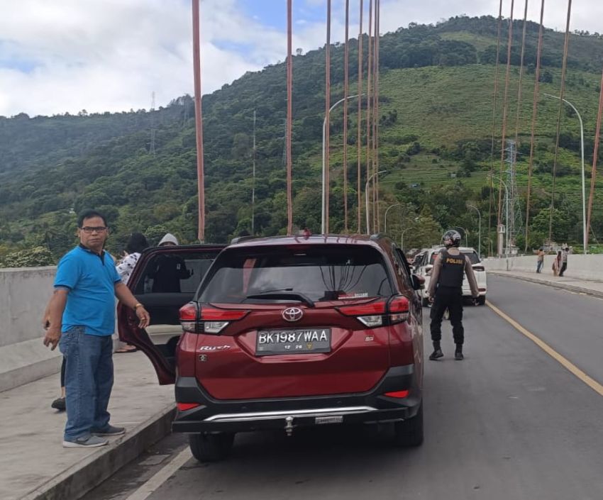 Subsatgas Patroli Tertibkan Kendaraan Parkir dari Jembatan Tano Ponggol