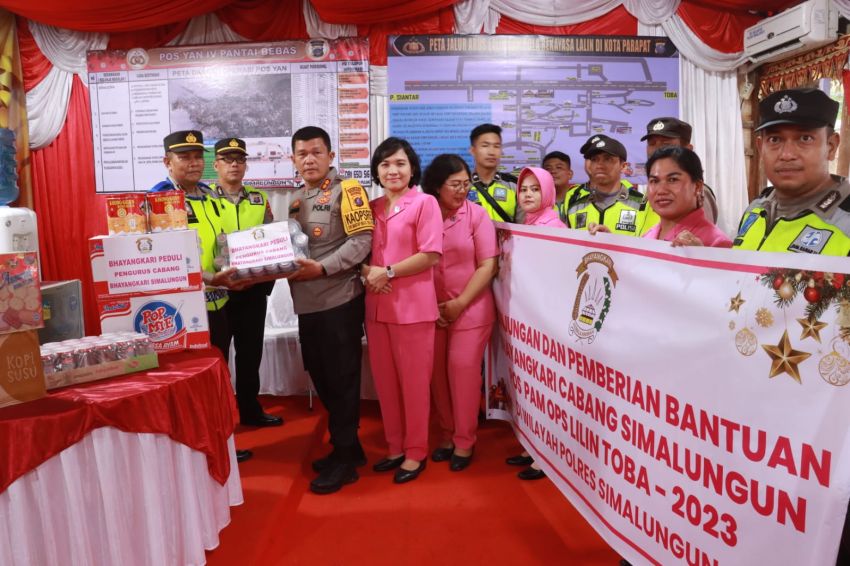 Bhayangkari Peduli, Kapolres dan Bhayangkari Simalungun Berkunjung Ke Pospam Ops Lilin Toba 2023