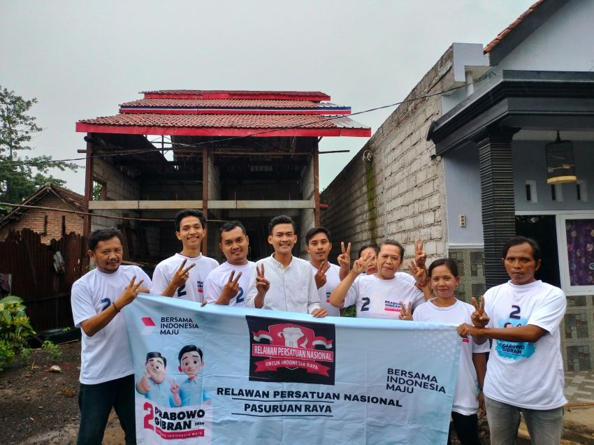 Relawan Persatuan Nasional (RPN) Pasuruan Raya bagi-bagi kaos Prabowo Gibran