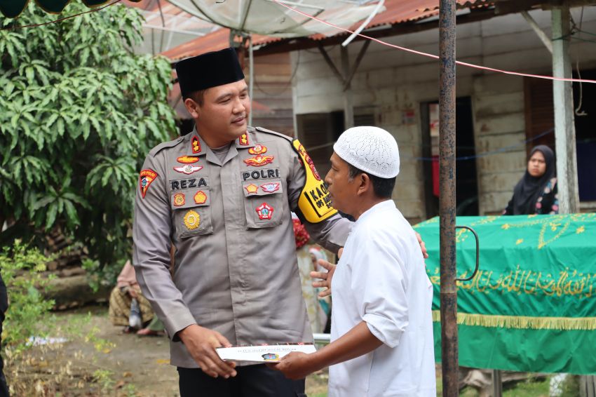 Orang Tua Wartawan Tutup Usia, Kapolres Madina Melayat ke Rumah Duka