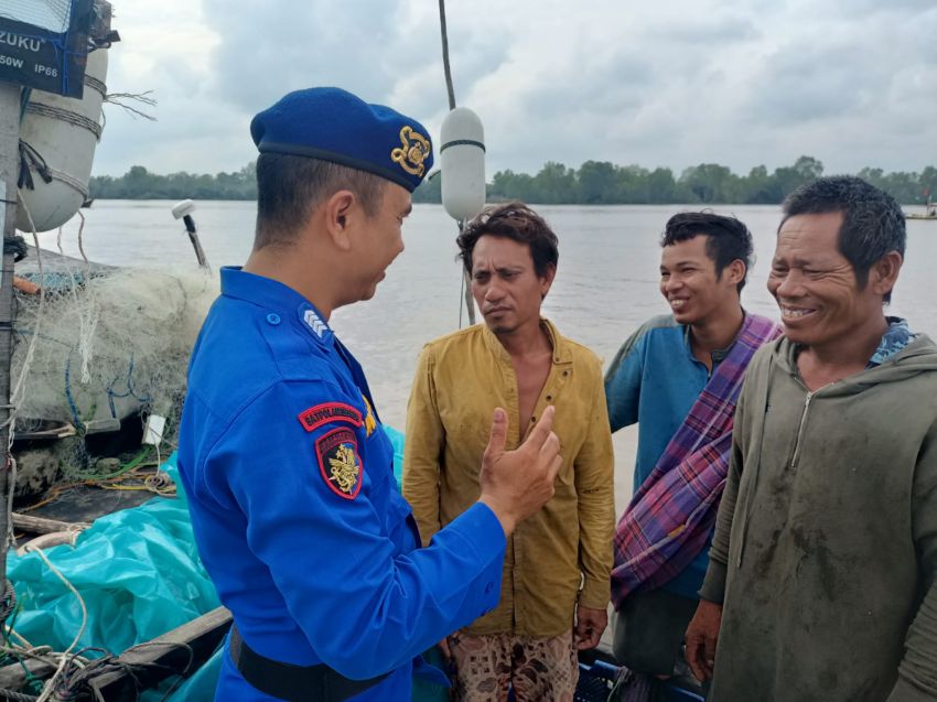Kasubnitbinmasair Unit Patroli Sat Pol Airud Polres Tanjung Balai Sambangi Nelayan Ajak Ciptakan Kerukunan