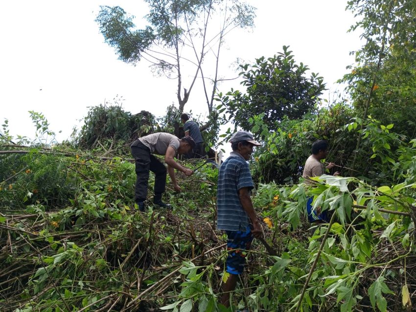Polsek Palipi Ikuti Kegiatan Gotong Royong, Persiapkan Masyarakat Kelompok Sadar Wisata