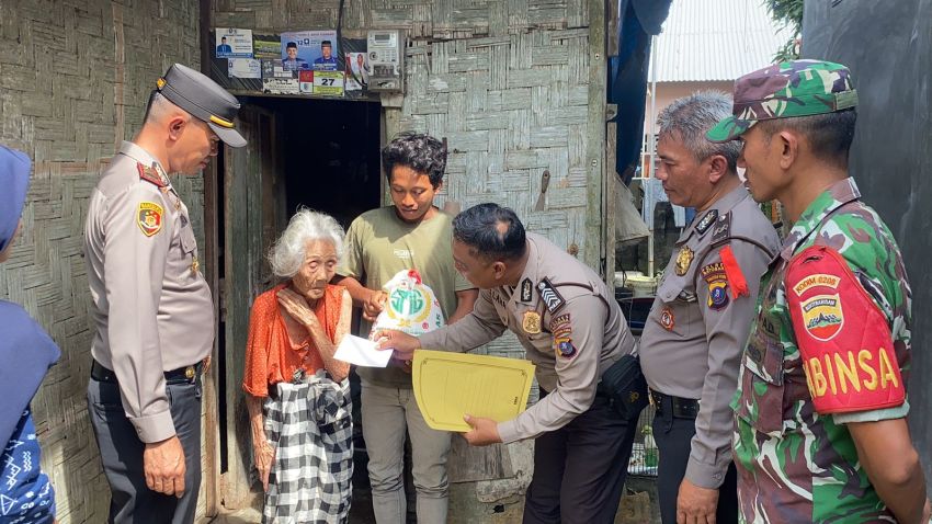 Paiman Warga Kurang Mampu Mendapat Batuan Dari Polsek Indrapura.