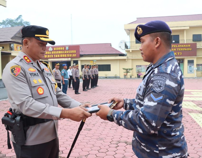 Kapolres Tanjung Balai Berikan Penghargaan kepada 2 Orang Personel TNI AL