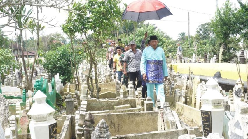 Plt Bupati Langkat Ziarah Kemakam T.Amir Hamzah