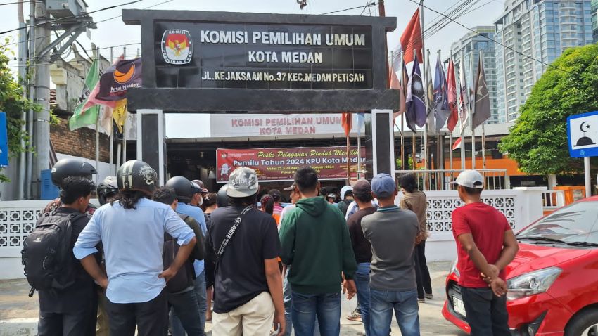 Seratusan Mahasiswa dan Masyarakat Demo Di KPU dan Bawaslu Medan, Tuntut Penindakan Oknum PPK - Caleg Dapil 5 Terindikasi Curang