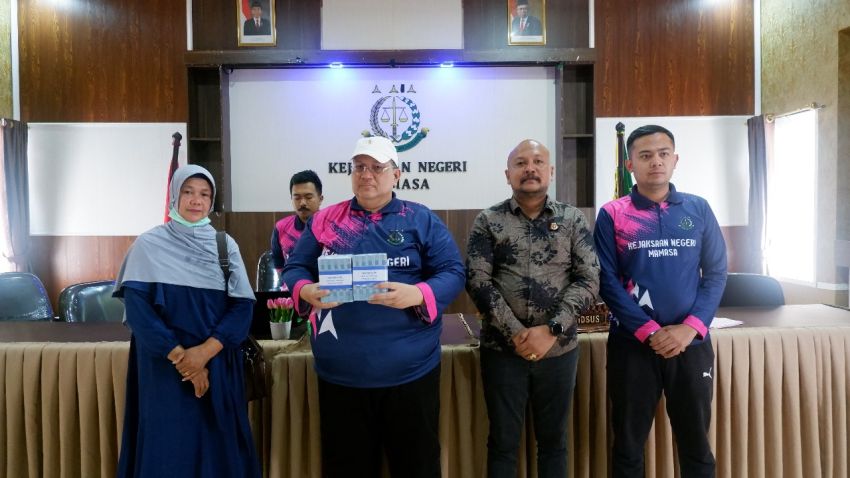 Istri Terdakwa Dugaan Korupsi Penyertaan Modal Kembalikan Kerugian Negara ke Kejari Mamasa