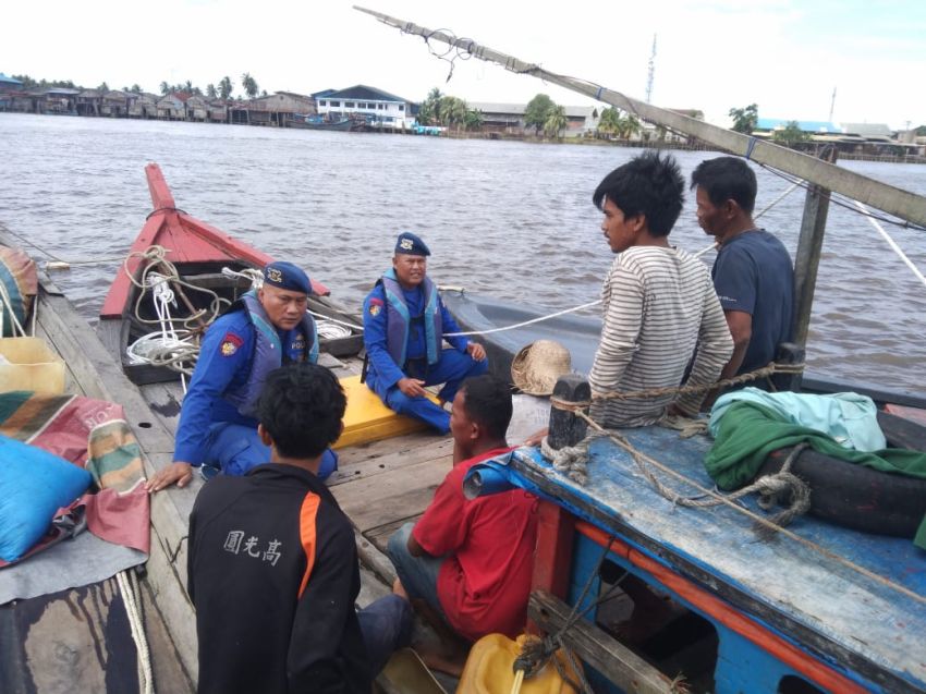 Tim Patroli Sat Polairud Polres TB Himbau Nelayan Hindari Hoax