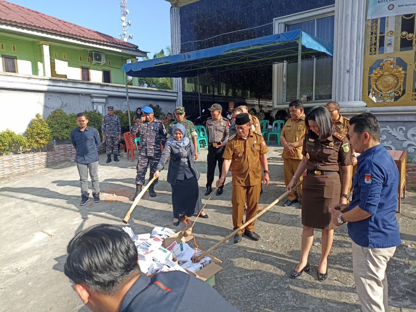 Polres Tanjung Balai Hadiri Pemusnahan Kelebihan Surat Suara Dengan Cara Dibakar