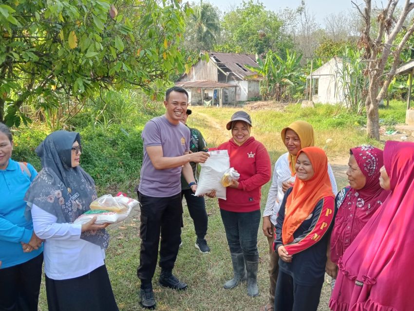 Kapolsek Indrapura Pimpin Gotong Royong Dan Beri Bantuan Sembako Kepada Masyarakat Sei Suka