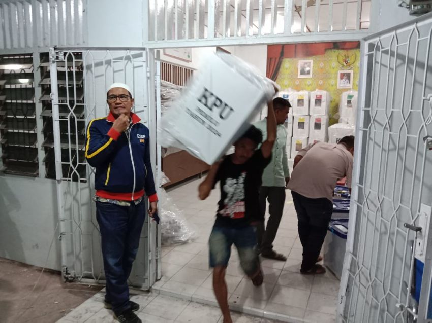 Rekapitulasi Selesai, Polres Tanjung Balai Kawal Pergeseran Kotak Suara dari PPK ke Gudang Logistik KPU Kota Tanjung Balai