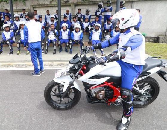 Cari Aman, Ini Kaki yang Diturunkan Ketika Berhenti Berkendara