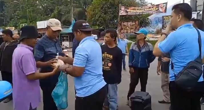 Jalankan Program Prabowo-Gibran, Cakra Buruh 02 Sumut Bagi Makanan Gratis di Tanjung Morawa