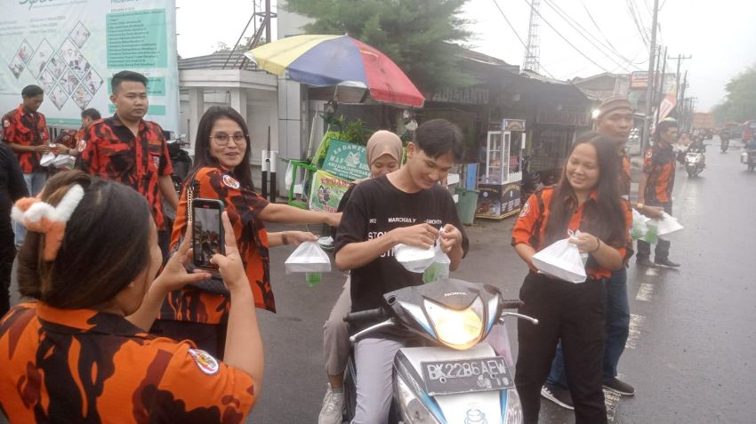 PAC PP Medan Tuntungan Bagi Takjil di Depan Politekes Medan