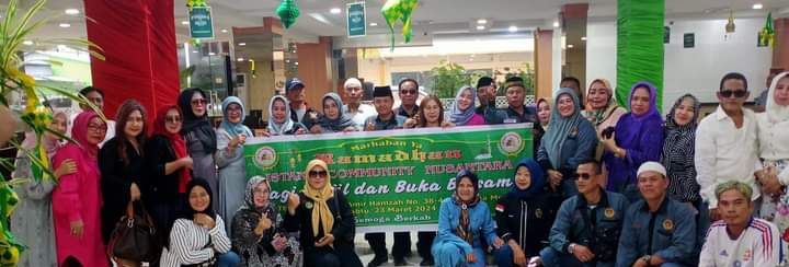 Istana Community Nusantara Bagi Takjil dan Buka Puasa Bersama