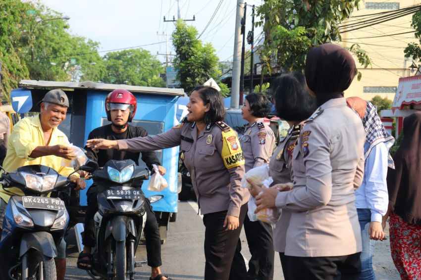 Polwan Polres Langkat Bagikan Kebahagiaan Takjil Berbuka