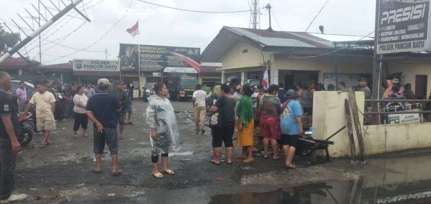 Ratusan Warga Durin Simbelang "Serbu" Polsek Pancur Batu