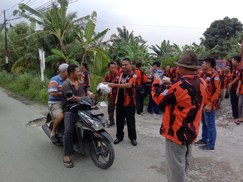 PAC PP Medan Tuntungan Bagi Takjil di Jalan Petunia Kel. Namo Gajah