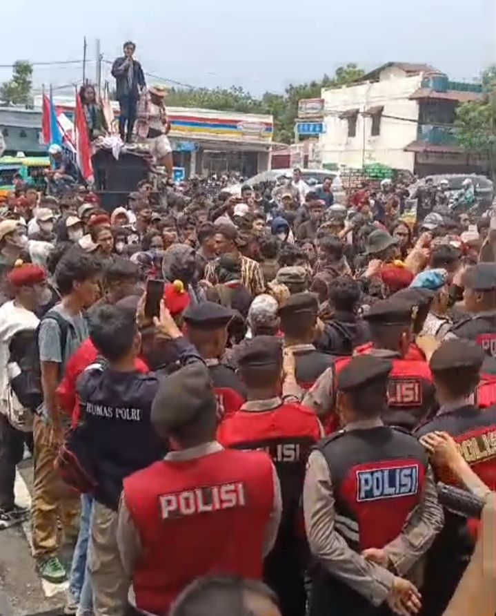 Buntut Penangkapan Ketua Adat Sorbatua Siallagan, Mahasiswa Demo satu Diamankan