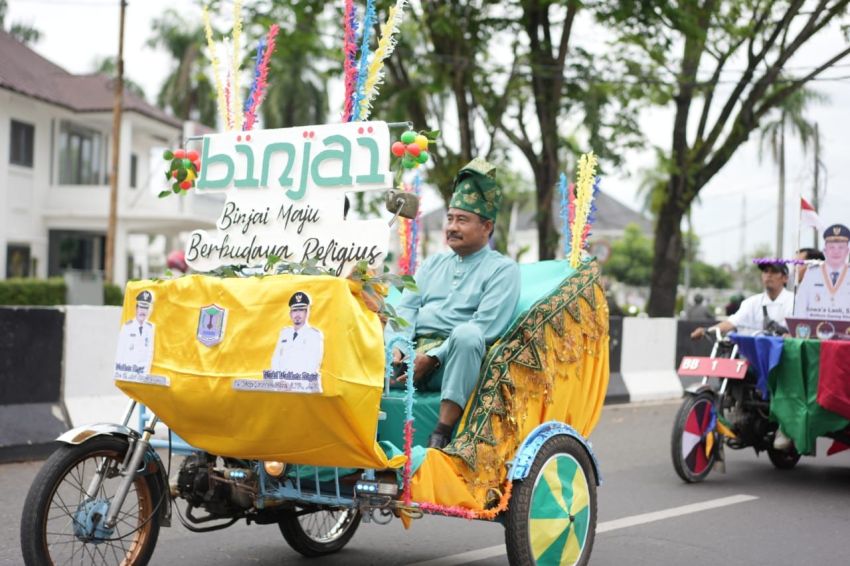 Wali Kota Binjai Kenakan Kostum Melayu Dengan Menaki Becak Mesin