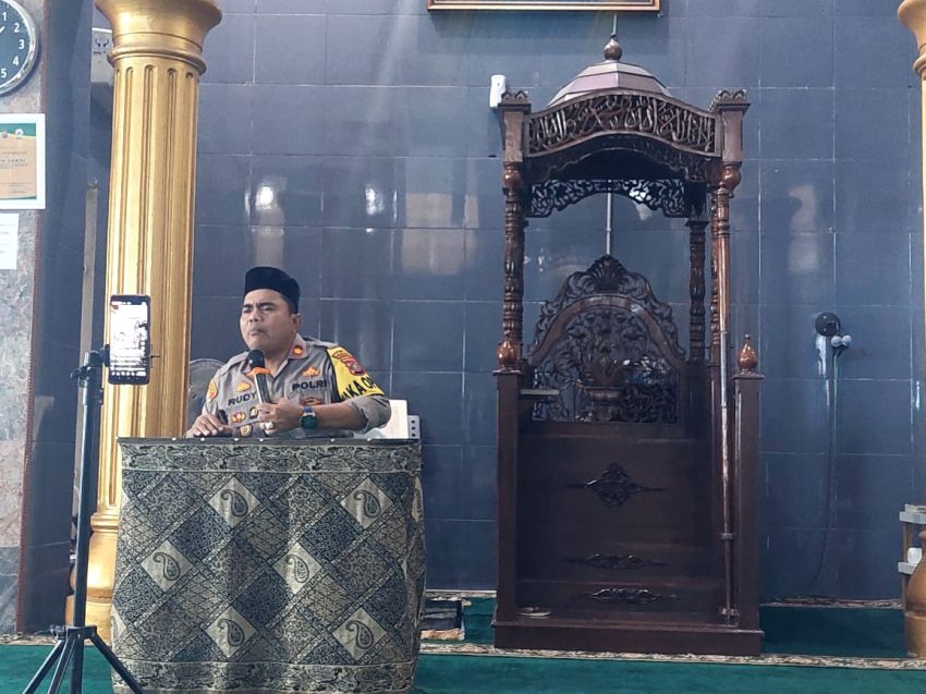 Polres Tanjung Balai Tausyiah Kamtibmas dan Menyerahkan Kitab Qaulan Karima