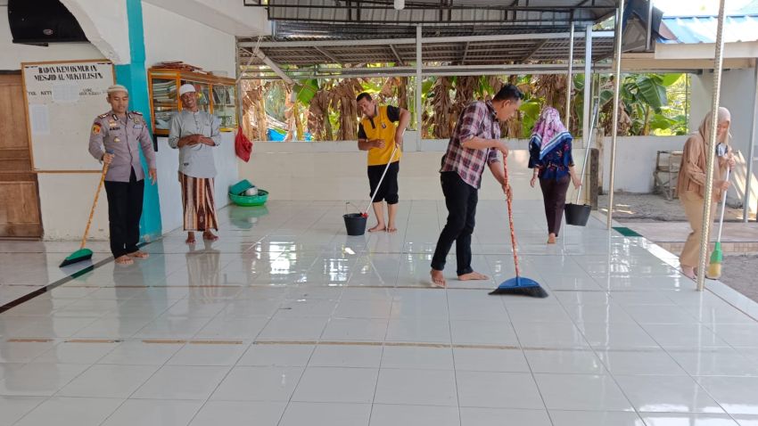 Bersama Pengurus BKM,Kapolsek Medang Deras Serta Personil Bersih Bersih Masjid Al-Mukhlisin