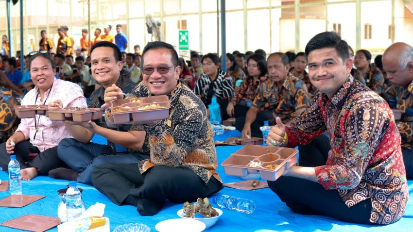 Sambut Ramadhan, Punggahan, Kalapas Kelas IIA Pematangaiantar Makan dengan Compreng Bersama Warga Binaan