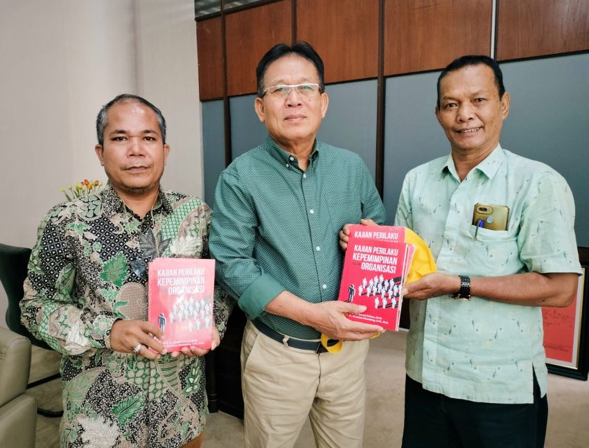 Penerbit Prenadamedia Group Jakarta Serahkan Buku Berjudul 'Kajian Perilaku Kepemimpinan Dalam Organisasi' kepada Penulisnya Syawal Gultom dan Dionisi