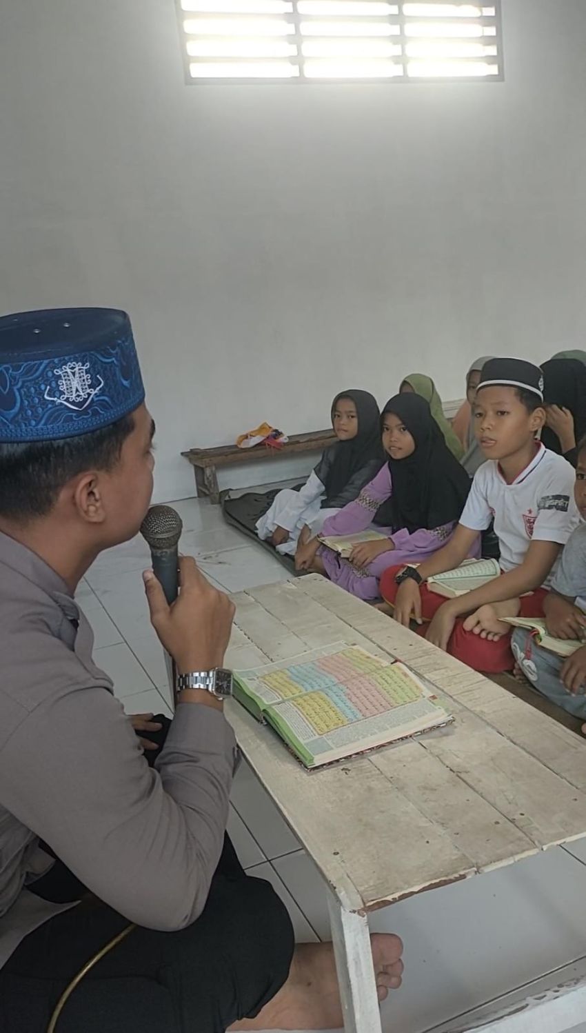 Hafidz Alqur'an Anggota Polres Tanjung Balai Ajarkan Membaca Algur'an Kepada Santri