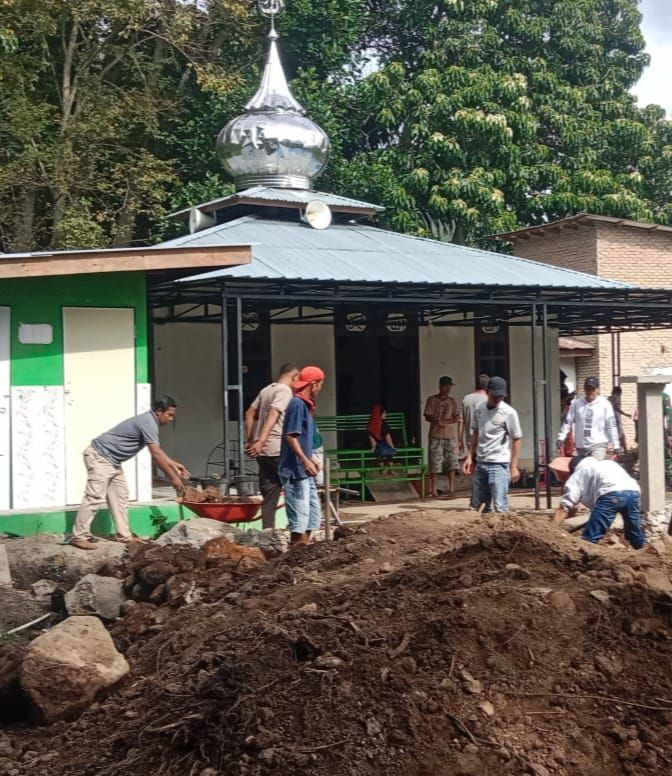 Kapolsek Harian Bersama Koramil 04 Harian Boho Gotong Royong Pembangunan Masjid Nurul Huda