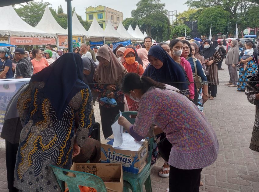 Warga Tebing Tinggi Serbu Beras dan Daging Murah di PPH