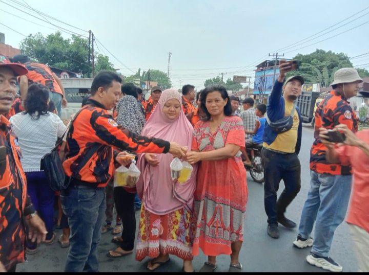 PAC PP Medan Tuntungan Bagi Takjil di Ladang Bambu