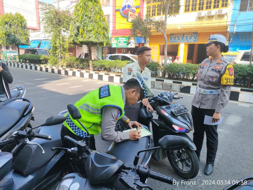 Polres Binjai Himbau Dan Edukasi Masyarakat Pengguna Jalan Raya.