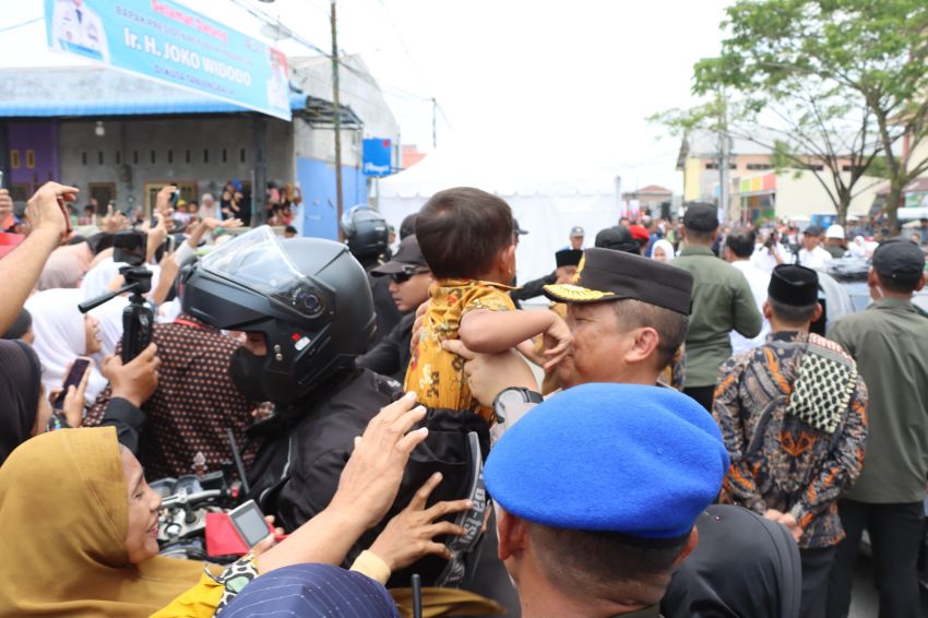 Kapolda Sumut Gendong Anak Ingin Bertemu Presiden Jokowi