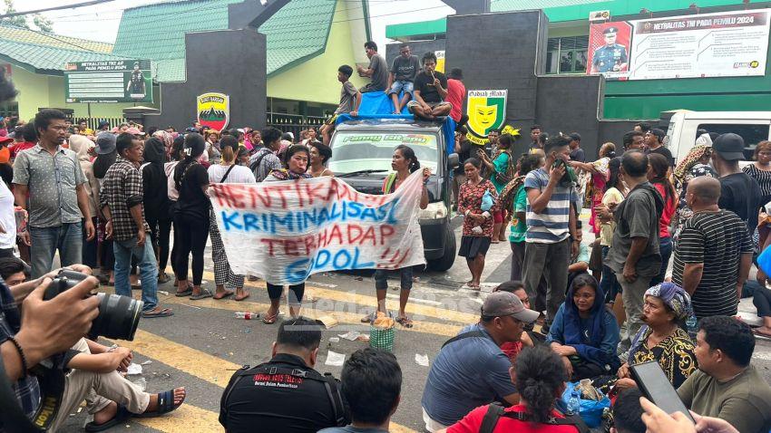 Pertanyakan Kepastian Hukum Kopral Nirwansyah, Ratusan Massa Pancurbatu Gelar Aksi Damai ke Denpom 1/5 Medan
