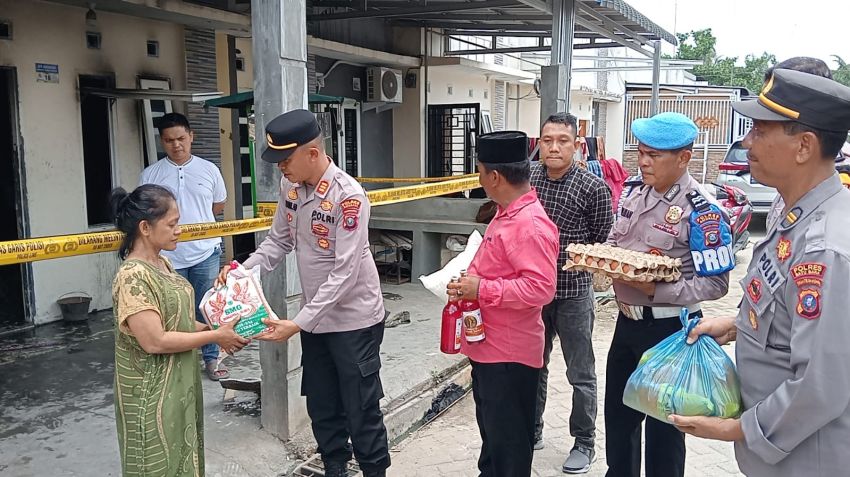 Kapolsek Indrapura Beri Bantuan Sembako dan Tali Asih Kepada Warga Korban Kebakaran.