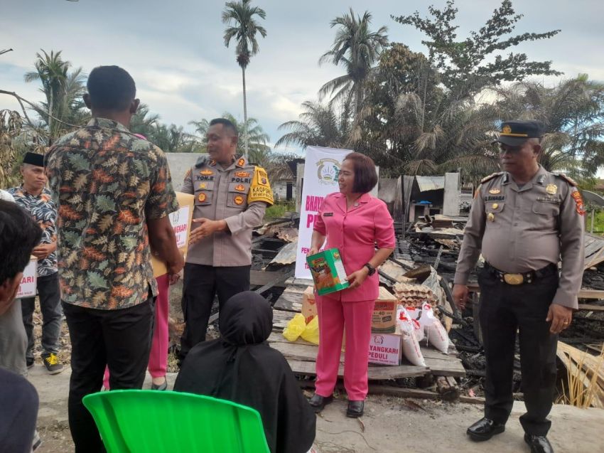 Polres Tanjung Balai Berikan Bantuan Kepada Warga Korban Kebakaran Rumah