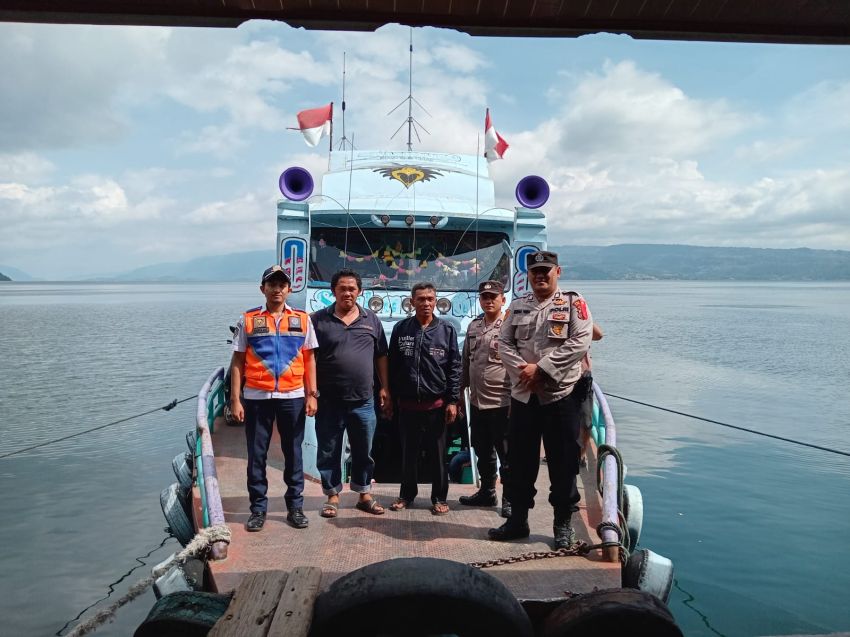 Lebaran Kedua, Arus Penumpang Kapal Kayu dari Tigaras ke Simanindo Membludak