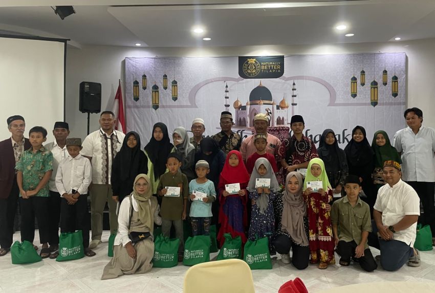 Regal Springs Indonesia Bagikan Paket Lebaran untuk Masyarakat dan Anak Yatim