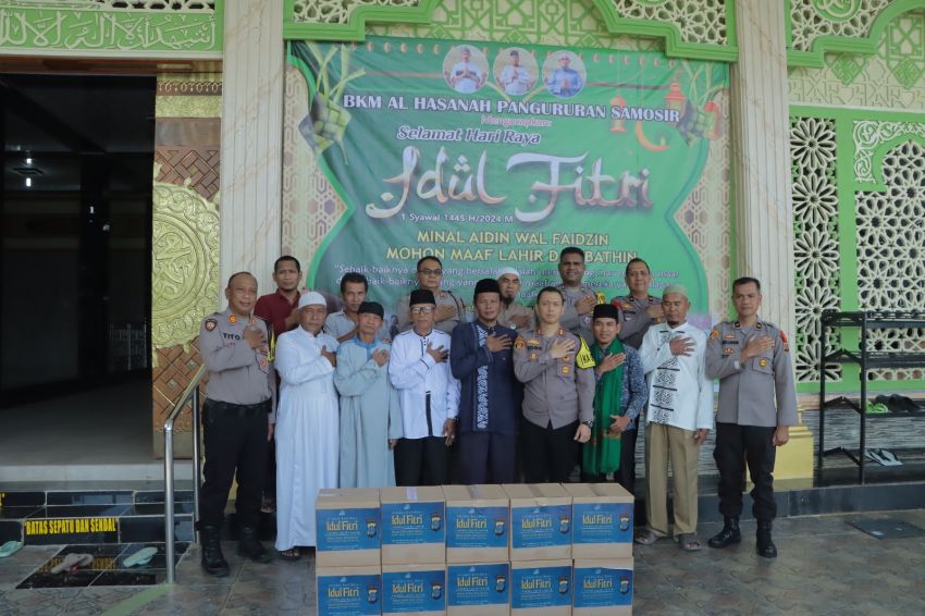 Kapolda Sumut Serahkan Bingkisan Lebaran kepada Pengurus Mesjid Al-Hasanah Pangururan: Bentuk Kepedulian Polri Terhadap Masyarakat