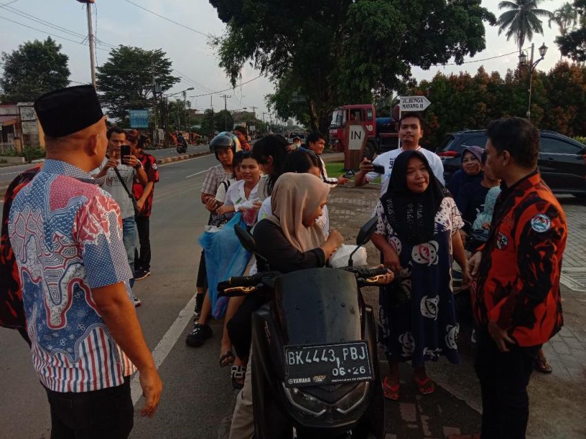 PAC PP Medan Tuntungan Dan Muspika Bagi Takjil Gratis di Lau Cih