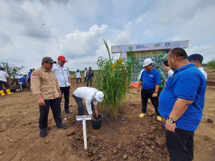 RH PTPN IV Regional II Lakukan Tanam Perdana Kelapa Sawit Di Kebun Tinjowan