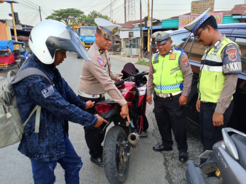 Satlantas Polres Batu Bara Laksanakan Giat Tindakan Pengendara Spedtor yang Menggunakan Knalpot Brong