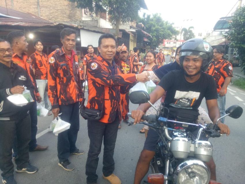 PAC PP Medan Tuntungan Bagi Takjil di Simpang Pencawan