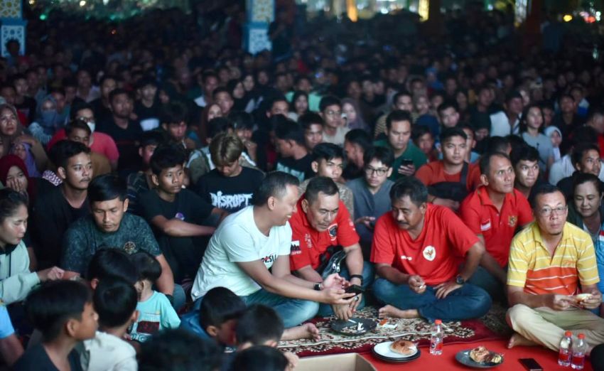 Masyarakat Binjai Pecinta Sepak Bola Nobar Dengan Walikota