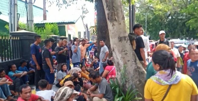 Ratusan Warga Pancur Batu Aksi Damai Depan Denpom I/5 Medan