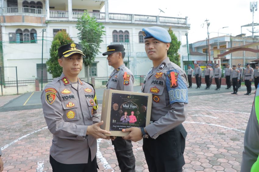 AKBP Yogie Hardiman memberikan Bingkisan Lebaran Kepada Personil Polres Samosir